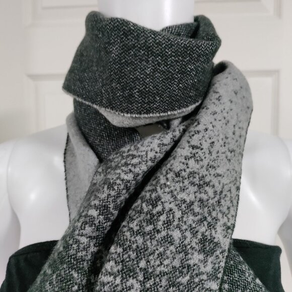 Calvin Klein Gray Preppy Ombre Unisex Fringe Hem Neck Warmer Shawl Scarf - Picture 3 of 12